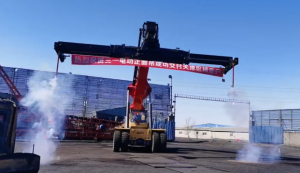 天津首臺電動正面吊交付客戶投入使用