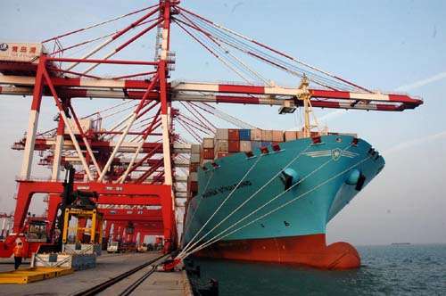 青島港前灣四期工程安裝全球最大的集裝箱橋吊