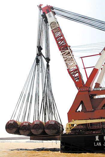 航浮吊力舉7500噸 振華港機(jī)“藍(lán)鯨”號(hào)將成世界最大水上大力士