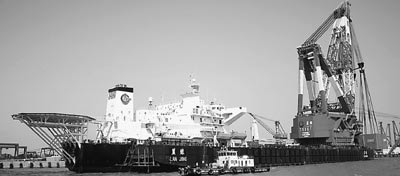 7500噸全回轉(zhuǎn)浮吊中國造 可吊起埃菲爾鐵塔