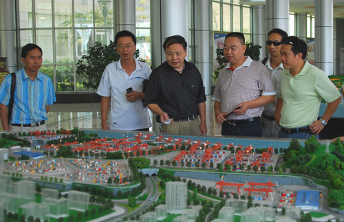 港發(fā)各分公司經(jīng)理學(xué)習(xí)考察裝卸業(yè)務(wù)