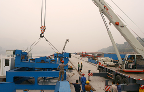 萬州港江南集裝箱碼頭設(shè)備開始進(jìn)場(chǎng)安裝