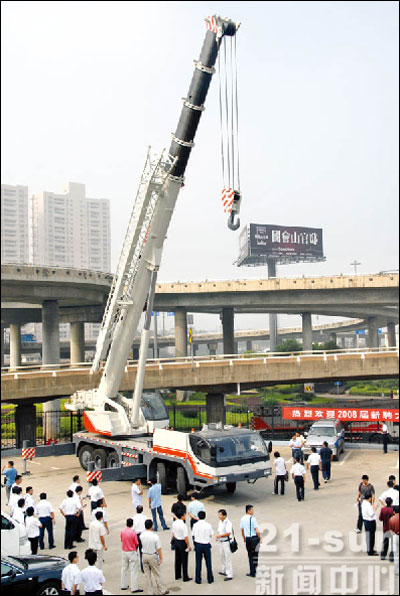 中聯(lián)重科全新推出QY90V533汽車起重機(jī)