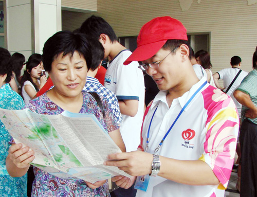 青島港用愛心、微笑與真誠“祝福奧運、誠納四海”