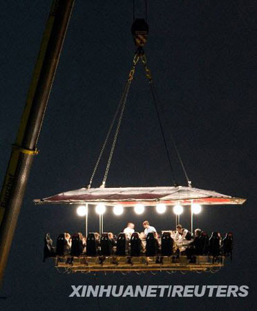 吊起“空中餐廳” 起重機(jī)造浪漫氣氛