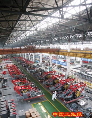 撫挖液壓履帶式起重機在國內外供不應求