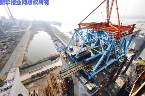 京滬高鐵南京大勝關大橋架設鋼梁