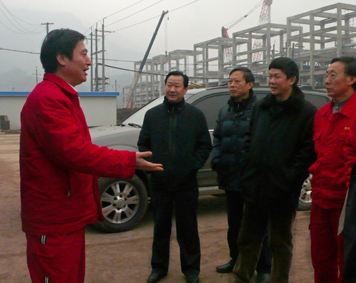 萬(wàn)州港集團(tuán)公司董事長(zhǎng)譚安樂(lè)拜訪(fǎng)客戶(hù)