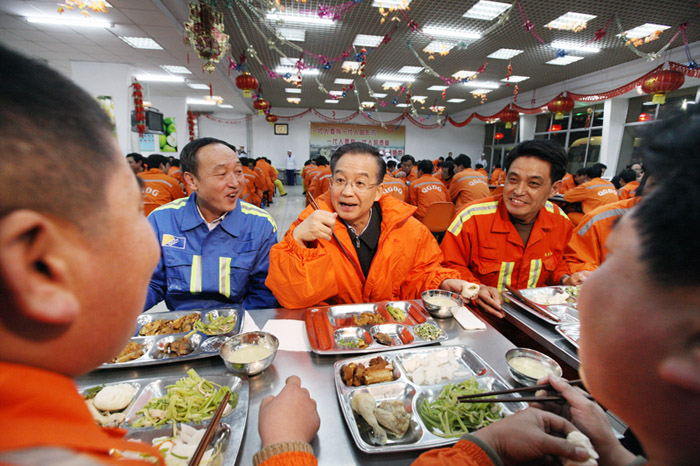 溫總理和青島港職工一起過(guò)新年