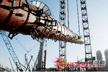 百萬(wàn)噸乙烯迎來(lái)2009年設(shè)備吊裝起重開(kāi)門紅