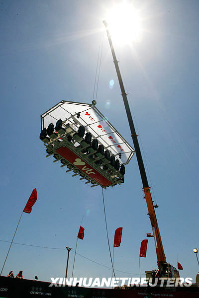 起重機(jī)吊起餐桌 別開(kāi)生面的空中大餐