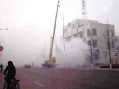 政府機(jī)關(guān)門口大吊車掛鞭炮燃放50萬響