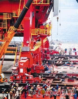 大連重工·起重制造最大抓斗自行式卸船機(jī)