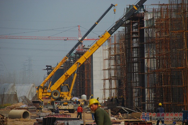 徐工起重機(jī)齊聚高鐵工地