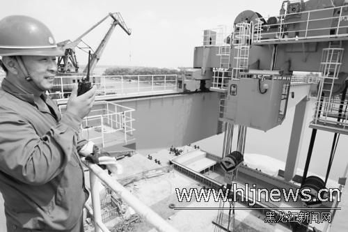 起重“巨無霸”在哈港投用