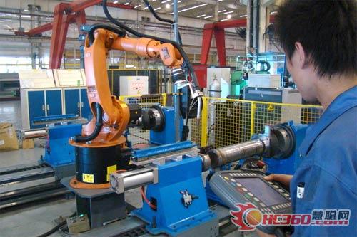 徐液第一臺(tái)焊接機(jī)器人安裝到位 待投用