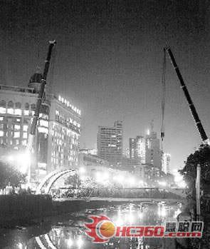 兩臺(tái)起重機(jī)完成昆明巡津橋48噸全鋼橋吊裝