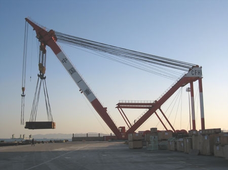 山東省特檢院完成國(guó)內(nèi)最大噸位固定式桅桿起重機(jī)型式試驗(yàn)