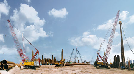 60多臺(tái)三一履帶起重機(jī)服務(wù)新加坡