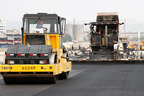 徐工第四代路面機械鋪設第九屆環(huán)青海湖國際公路自行車賽賽道