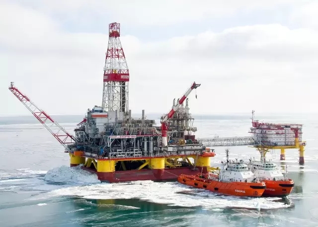 利勃海爾將RL 1500-30型油缸變幅型海洋平臺(tái)起重機(jī)運(yùn)送至里海Korchagin操作