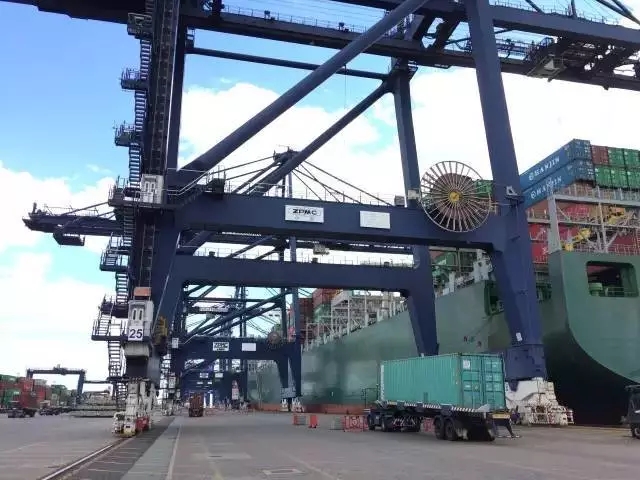 實(shí)力圈粉！ ZPMC順利完成首臺(tái)歐洲最大岸橋加高