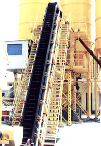 港宏波狀擋邊大傾角帶式輸送機