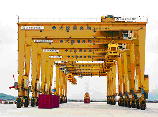 大連重工輪胎式集裝箱門式起重機(jī)