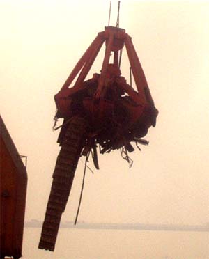 青島金經(jīng)緯正在裝卸中的廢鋼抓斗4