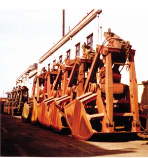 青島金經(jīng)緯兩瓣四索礦石抓斗