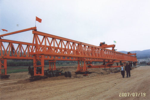 河南省中泉路橋50m/180t架橋機拼裝過孔完畢準備架梁 50m/180t