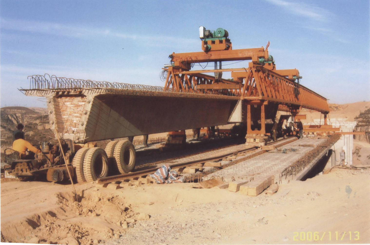 河南省中泉路橋30m/100t架橋機配合輪胎運梁 30m/100t