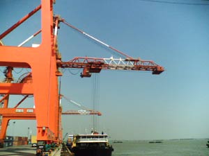 常州龍?jiān)窗哆吋b箱起重機(jī)2