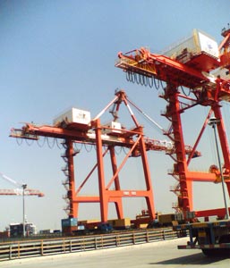 常州龍?jiān)窗哆吋b箱起重機(jī)3