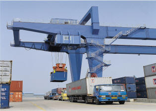 常州龍源軌道式集裝箱龍門起重機1