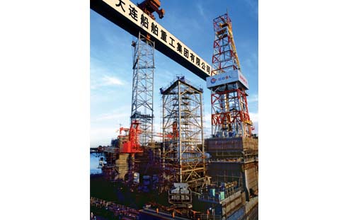 大連重工建造中的自升式石油鉆井平臺(tái)
