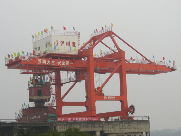 無錫華東重機(jī):45t-17m輕型岸邊集裝箱起重機(jī)