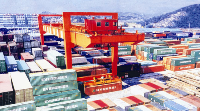 無錫華東重機: 50t/60m軌道式集裝箱門式起重機