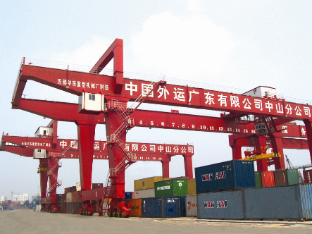 無錫華東重機: 45t/45m軌道式集裝箱門式起重機