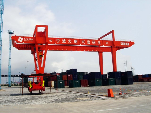 無錫華東重機: 50t/39m軌道式集裝箱門式起重機
