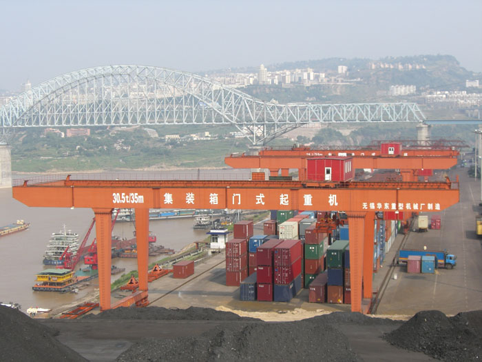 無錫華東重機: 35.5t/35m軌道式集裝箱門式起重機