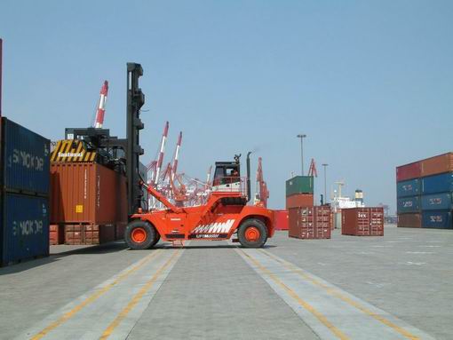 范特仕上海辦集裝箱重箱堆高機