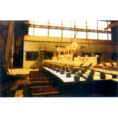 河南廣興:吊運鋼板用小圓形起重電磁鐵