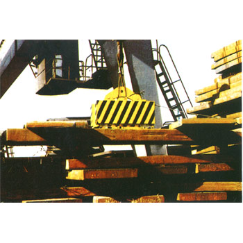 河南廣興:吊運上下方向有高低差的長鋼坯用矩形起重電磁鐵