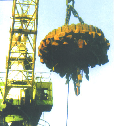 河南廣興:吊運廢鋼用圓形起重電磁鐵