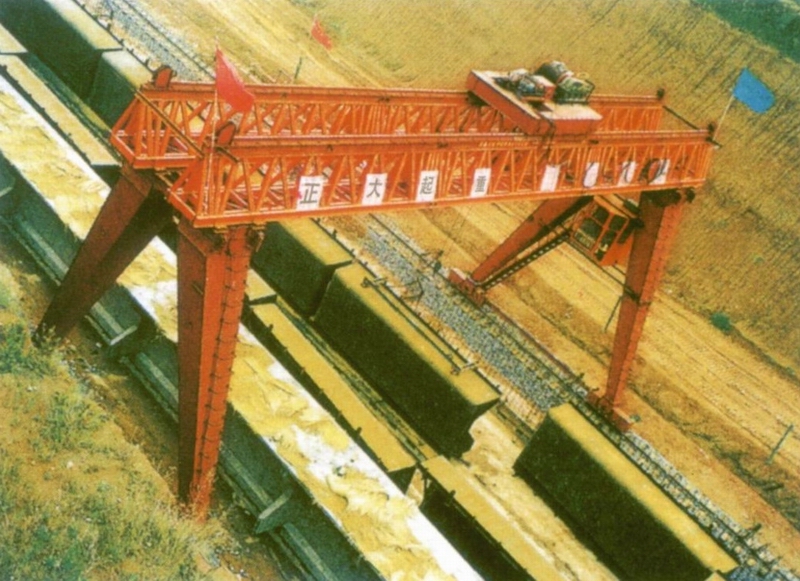 河南正大:混合結(jié)構(gòu)門式起重機(jī)