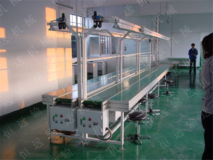 電鈑煲裝配流水線，家用電器裝配流水線由湖州恒遠(yuǎn)輸送機(jī)械設(shè)備廠設(shè)計(jì)制造。 HY-2